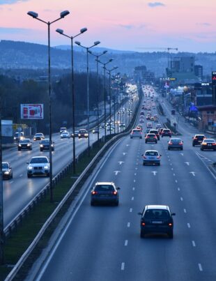 Taxa care-i înnebunește pe șoferii de peste Ocean. Sunt vizați conducătorii auto care vor fi nevoiți să se adapteze noilor reguli