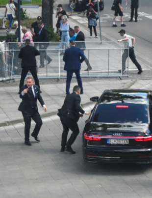 Tentativă de asasinat a premierului, după ședința de Guvern! Slovacul Robert Fico a fost împușcat pe stradă, sub ochii trecătorilor