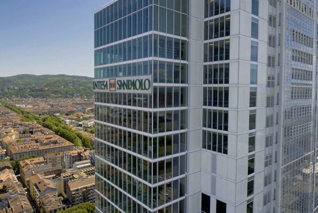 INTESA SANPAOLO FINALIZEAZĂ ACHIZIȚIA FIRST BANK. ASTFEL, GRUPUL ÎȘI DUBLEAZĂ PREZENȚA ÎN ROMÂNIA