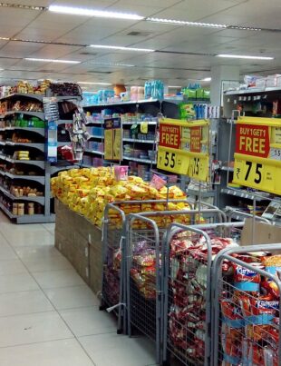 Maghiarii trec granița și invadează zonele vecine în care se află supermarketurile cu prețuri mici. Vecinii de la Vest își fac cumpărături din Slovacia