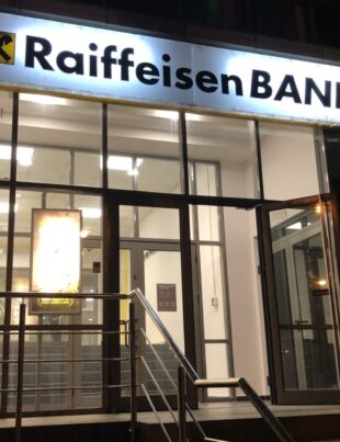 Amendă record pentru Raiffeisen Bank. Cea mai de succes bancă austriacă ar putea fi penalizată pentru o cauză delicată