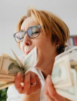 Au găsit o avere în pivnița bunicului, însă nu se pot bucura de bani! Surpriza de care au avut parte în momentul în care au ajuns la bancă