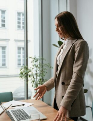 O nouă companie uriașă face angajări în România! Sunt disponibile sute de locuri de muncă