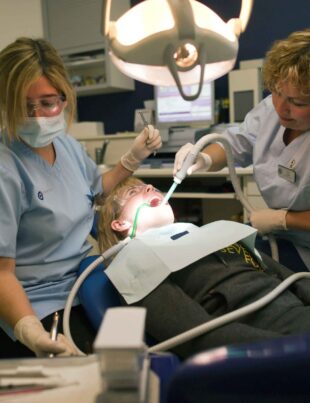 Peste 50% dintre români aleg să nu meargă la dentist