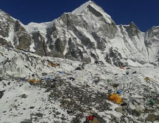 Prima comandă cu drona a aterizat cu succes pe vârful Everest