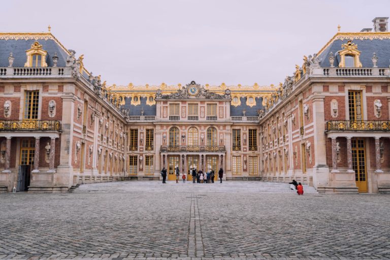 Arde Palatul Versailles din Paris! Capitala Franței trece prin momente extreme, chiar înainte de Jocurile Olimpice 2024