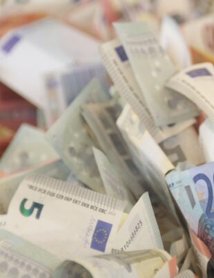 Avertisment pentru românii care ţin banii la saltea. Ce trebuie să facă urgent cu economiile, aşa le vor putea păstra în siguranţă