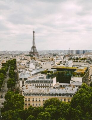 Haos în Paris, înainte de Jocurile Olimpice. O turistă a fost atacată în plină stradă de cinci indivizi. Femeia a ajuns de urgență la spital: „Incapabilă să vorbească, dezorientată”