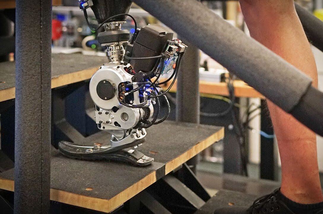 MIT a testat cu succes o nouă proteză bionică pentru picior