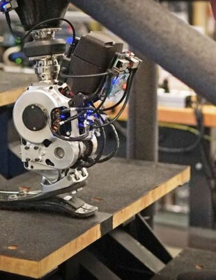 MIT a testat cu succes o nouă proteză bionică pentru picior