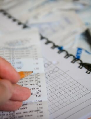 Reduceri semnificative de taxe pentru unii români. Cum pot deduce chiar și 2000 de lei pe an