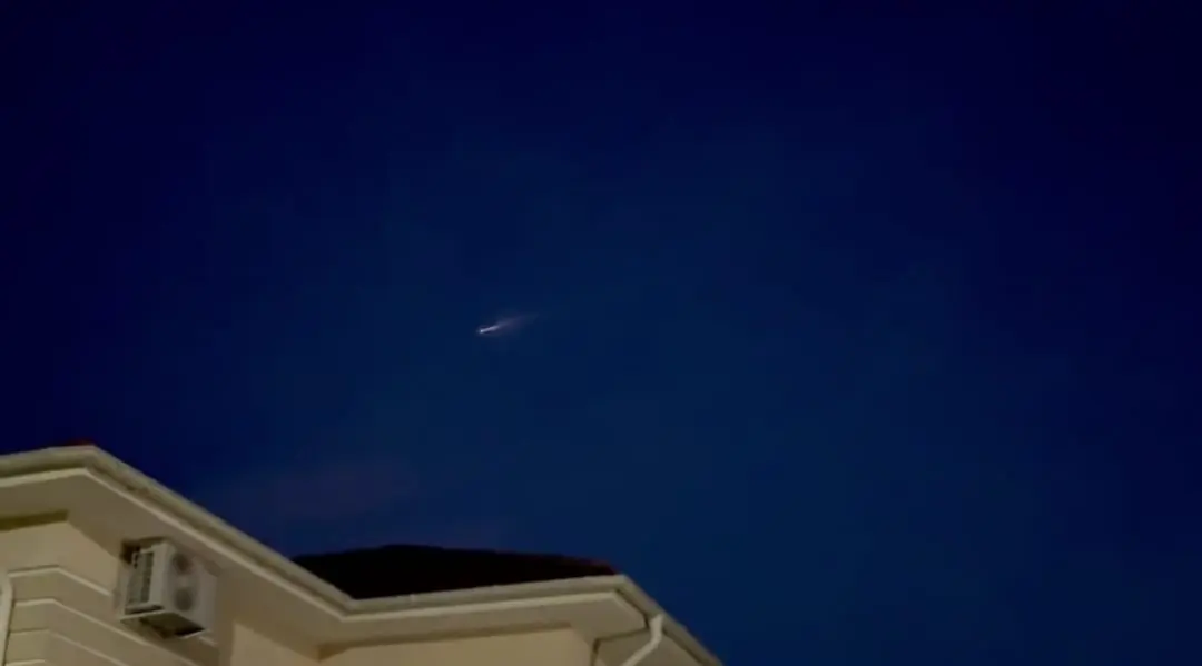 Un meteorit a străbătut cerul României aseară