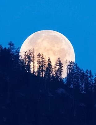Astăzi urcă pe cer Superluna albastră. Ce trebuie să știi