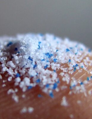 Microplasticele sunt un pericol invizibil.