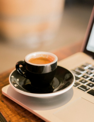 STUDIU. Trei căni de cafea pe zi pot accelera declinul cognitiv