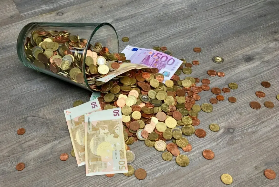 „Banii cash nu mai au valoare” Minciuna ce a stârnit revolta românilor. Videoclipul a făcut furori în mediul online