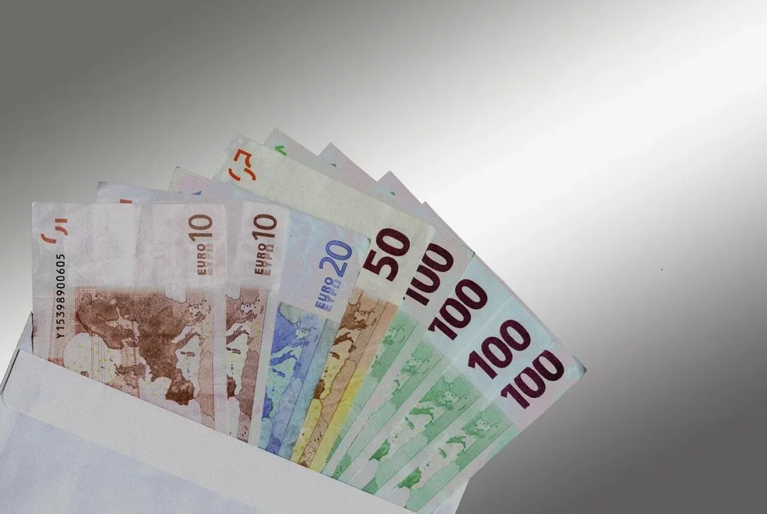 Păcăleală românească în Spania de 1 milion de euro. Un pensionar a picat victima unei escrocherii neobișnuite pentru iberici
