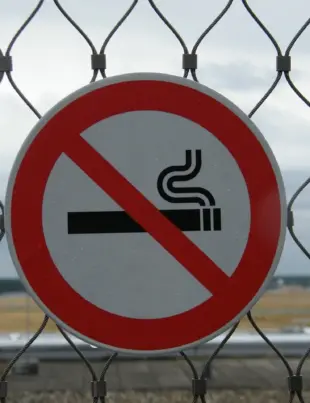 Vremuri grele pentru fumătorii din această țară! Autoritățile vor interzicerea consumului tuturor tipurilor de tutun în spațiile publice