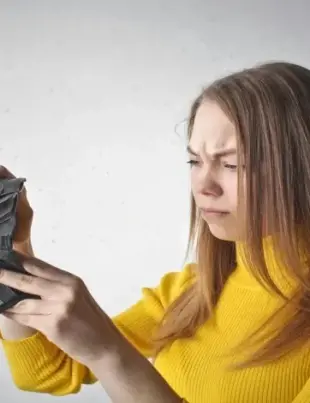 Înșelătoria sentimentală care a lăsat-o pe o femeie fără niciun ban. Tertipul uluitor folosit de escroc