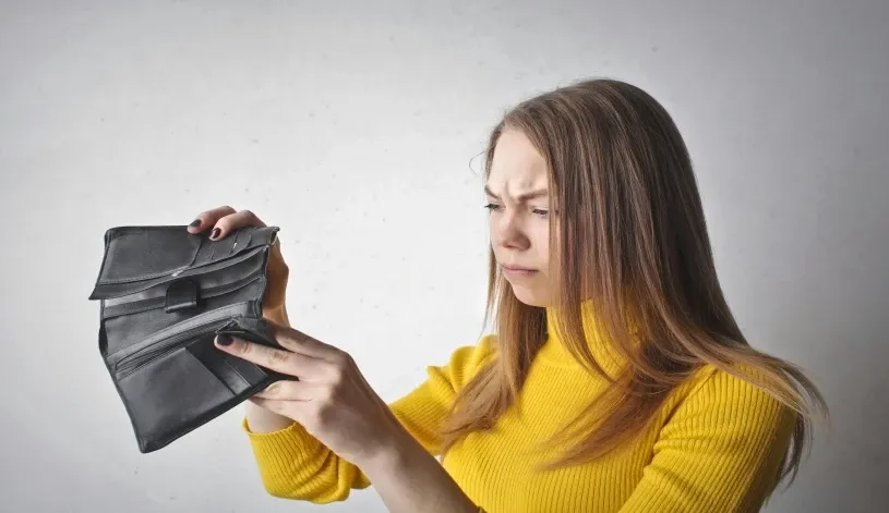 Înșelătoria sentimentală care a lăsat-o pe o femeie fără niciun ban. Tertipul uluitor folosit de escroc