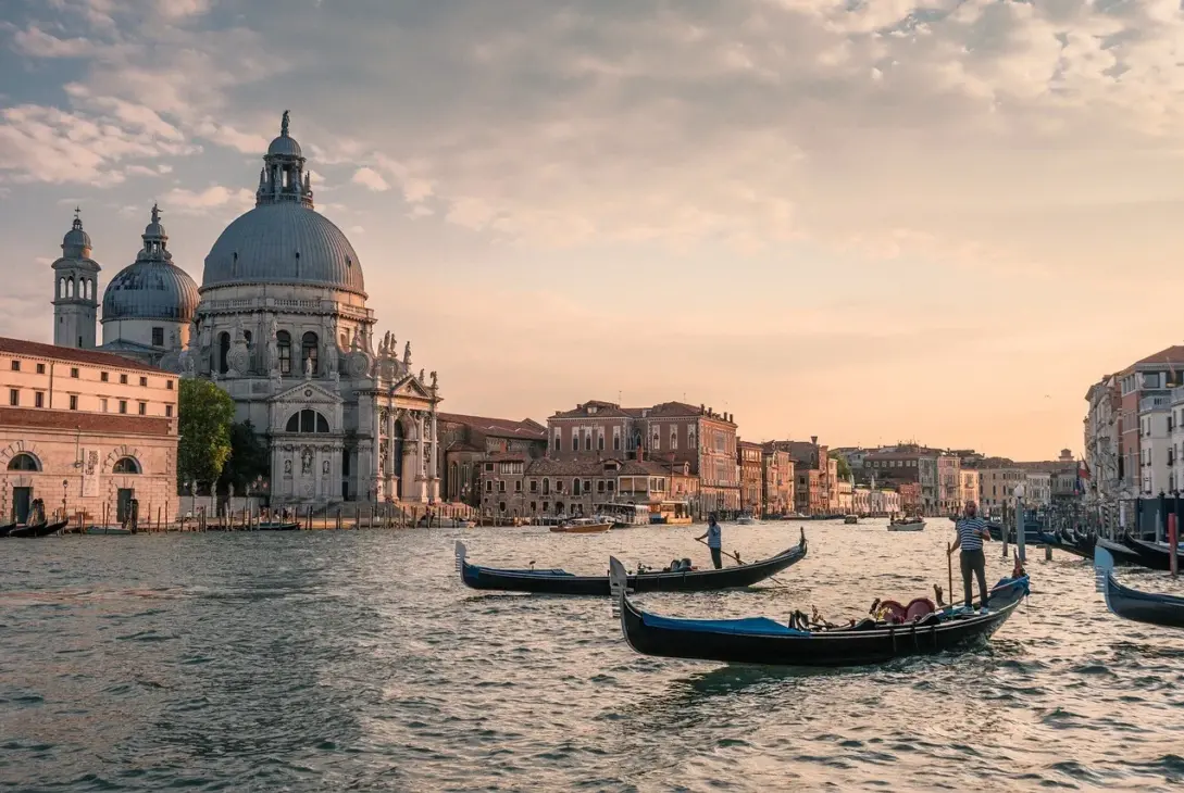 Sute de locuri de muncă pentru românii din Italia. Meseria care este la mare căutare în această țară