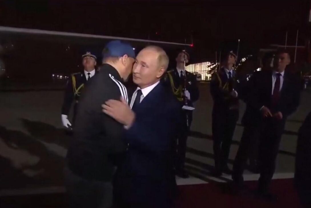 Vladimir Putin sfidează o lume întreagă! Liderul de la Kremlin l-a îmbrățișat și felicitat pe asasinul rus Vadim Krasikov, eliberat din închisorile germane. Criminalul va primi distincții de stat