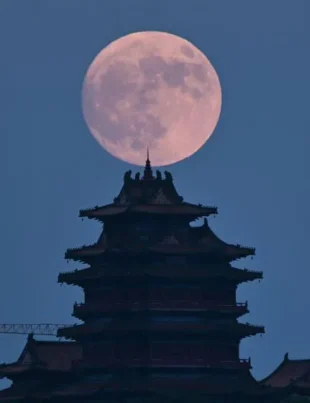 FOTO. Superluna a dominat cerul marți seara