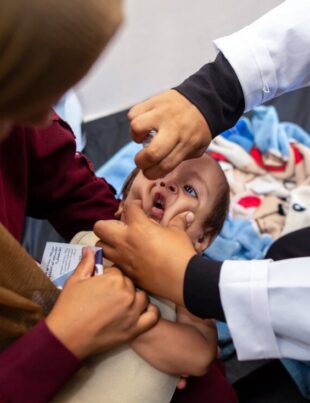 A început vaccinarea copiilor din Gaza împotriva poliomielitei