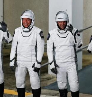 Astronauții care au fost readuși pe Pamânt au fost internați