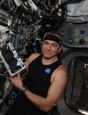 NASA pregătește utilizarea unor tricourilor inteligente Astroskin