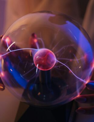 Noul flux electromagnetic revoluționează electronicele. Cercetătorii caută un material altermagnetic care poate fi folosit la scară industrială