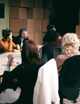 Cum Poți Viziona Chiar Acum O Piesă De Teatru Excelentă? Concurs. Teatru La Tine Acasă, Adus De Libertatea și PiciordePlay. Răspunde Corect și Primești Acces La Piesa „Vinovat.Nevinovat”
