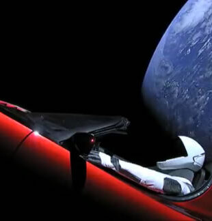 Tesla Roadster, lansată în spațiu, a fost confundată cu un astroid