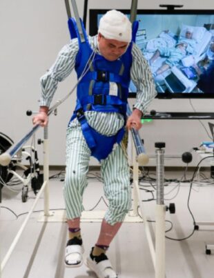 Un bărbat paralizat merge din nou datorită unui implant cerebral