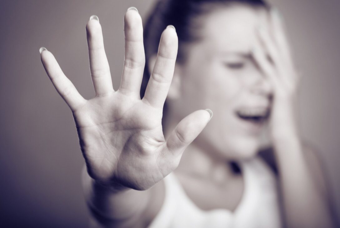 Femeile din România, între victime ale violenței și absența din funcții de decizie. „Încă nu suntem într-o societate normală”