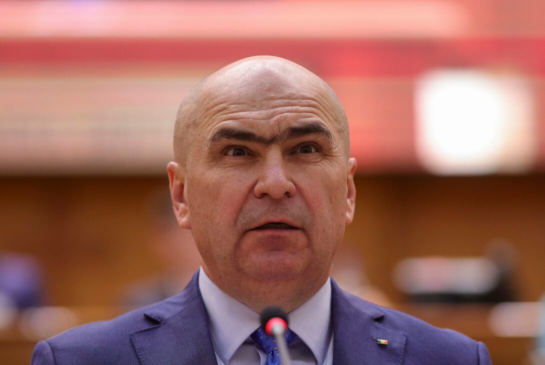 Huzur pe bani publici la Guvern: bufet cu ospătari și mașini care consumă 20 de litri la suta de kilometri. Ce cheltuieli taie Bolojan