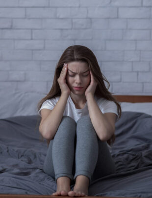 Guvernul din Marea Britanie dă bani persoanelor cu acnee și ADHD