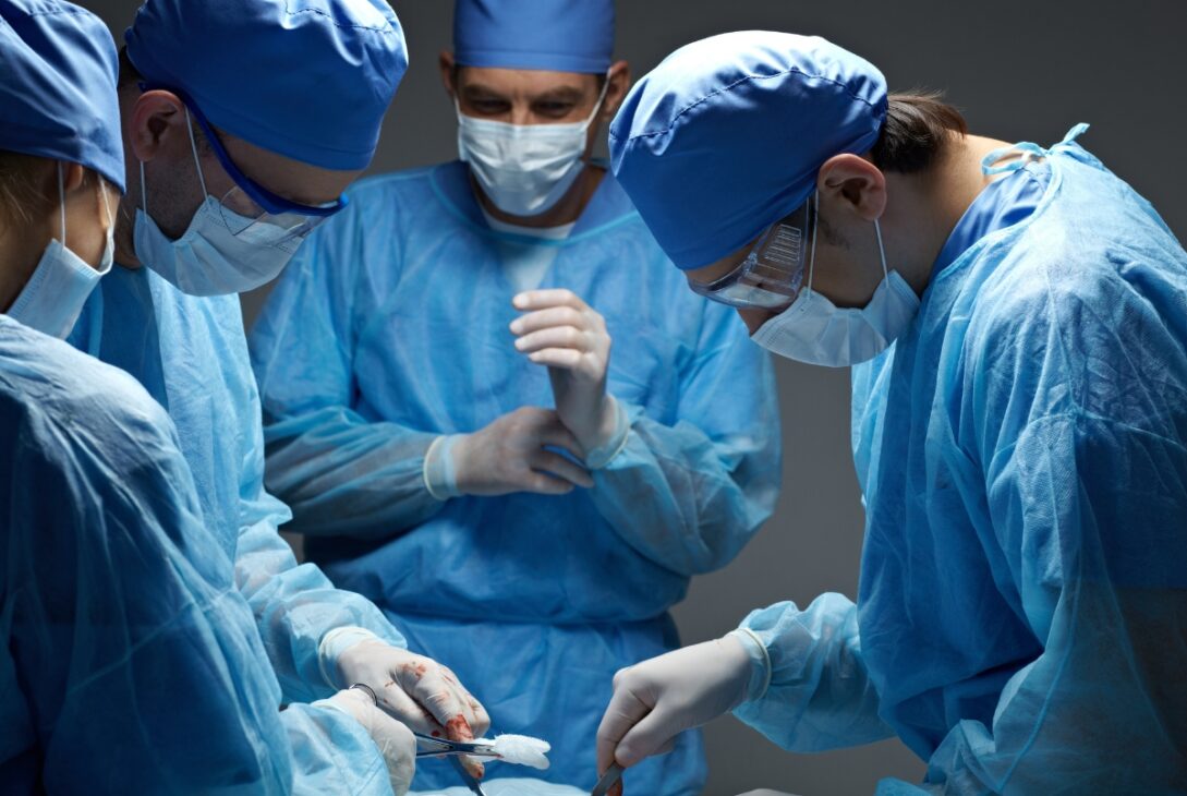 Chirurgii din SUA au transplantat în premieră un plămân de porc