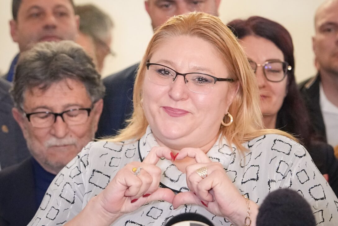 Mesaj controversat de 8 Martie: Șoșoacă le urează „La mulți ani” femeilor cu o fotografie a lui Putin